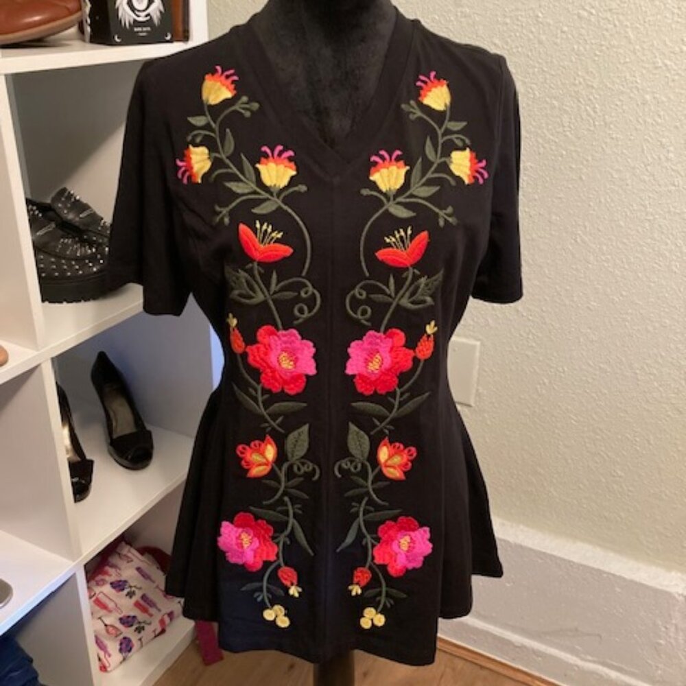 Studio by D & Co Black Tunic Embroidered Flowers Short Sleeve NWOT